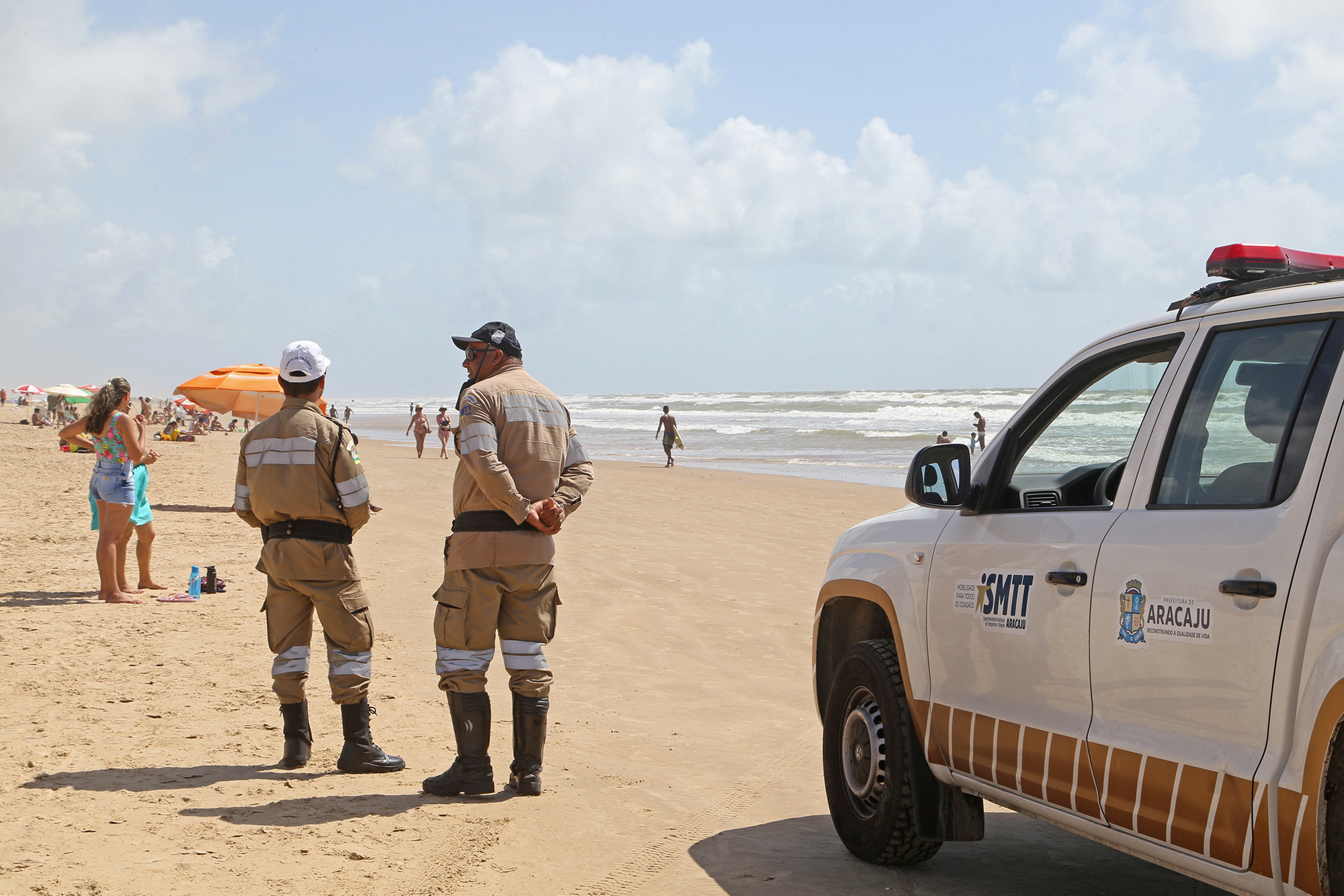 Motorista que transitar com veículo na areia da praia pode ser multado e responder por crime ambiental - SMTT Aracaju